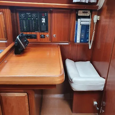 Boat And Breakfast ספינת מלון