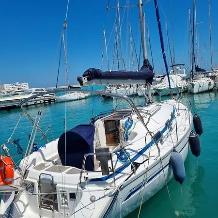 ספינת מלון Boat And Breakfast בארי