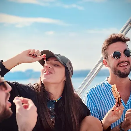 Ботель Boat And Breakfast